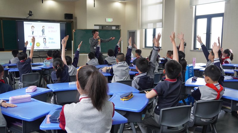 在当今这个信息化、数字化的时代，每一个教育机构都在寻找适合自己的教育解决方案，以提升教学质量、优化教学流程。那么，选择一家合适的教育解决方案公司究竟需要考虑哪些因素呢？